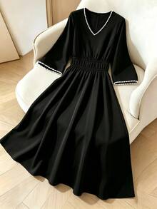 Edennvi Vestido Plus Size Feminino Elegante Francês Casual de Negócios para Trabalho com Decote em V, Patchwork, Fita, Cintura Elástica, Design Evasê em A, Preto e Branco - Preto - Visão 1