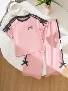 SHEIN Playful Pals 女童 2 件式休閒套裝，落肩短袖 T 恤搭配前胸蝴蝶結印花、對比條紋蝴蝶結裝飾寬腿長褲，返校穿搭服飾 - 粉色 - 查看 5