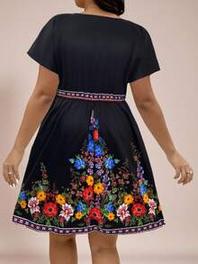 SHEIN VCAY 大码蝙蝠袖短袖V领花卉印花连衣裙 - 黑色 - 查看 2