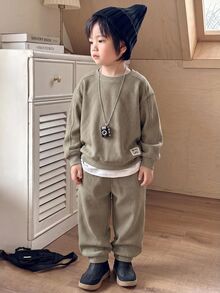 SHEIN Little Byeori 兒童小男孩裝飾編織標籤針織軟綿圓領長袖套頭衛衣與鬆緊腰收口長褲 2件/套，舒適百搭時尚可愛休閒極簡基礎款，適合秋冬室內、戶外滑雪、日常穿著、運動、玩耍、派對 - 軍綠色 - 查看 5