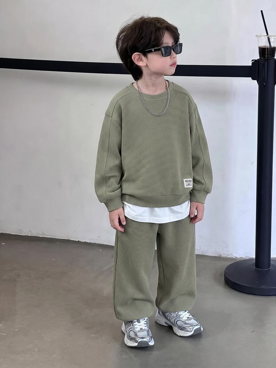 SHEIN Little Byeori 兒童小男孩裝飾編織標籤針織軟綿圓領長袖套頭衛衣與鬆緊腰收口長褲 2件/套,舒適百搭時尚可愛休閒極簡基礎款,適合秋冬室內、戶外滑雪、日常穿著、運動、玩耍、派對 - 軍綠色 - 查看 1