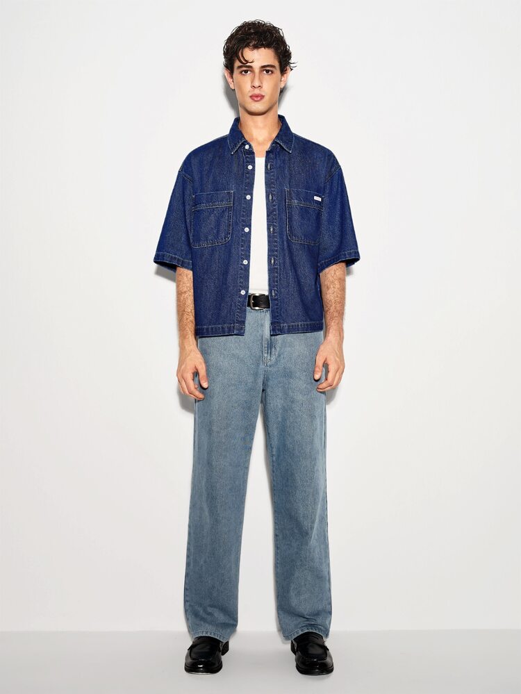 Colvenic Kemeja Denim Biru Lengan Pendek Kasual Streetwear Pria dengan Saku Tempel - Dark Wash - View 2