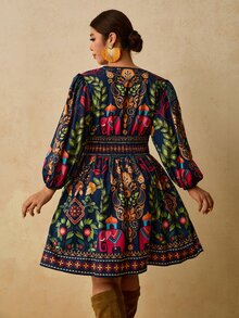 Travachic 大尺碼度假休閒波西米亞風花卉印花前綁繩蝴蝶結長袖V領女款短秋季洋裝 - 彩色 - 查看 2
