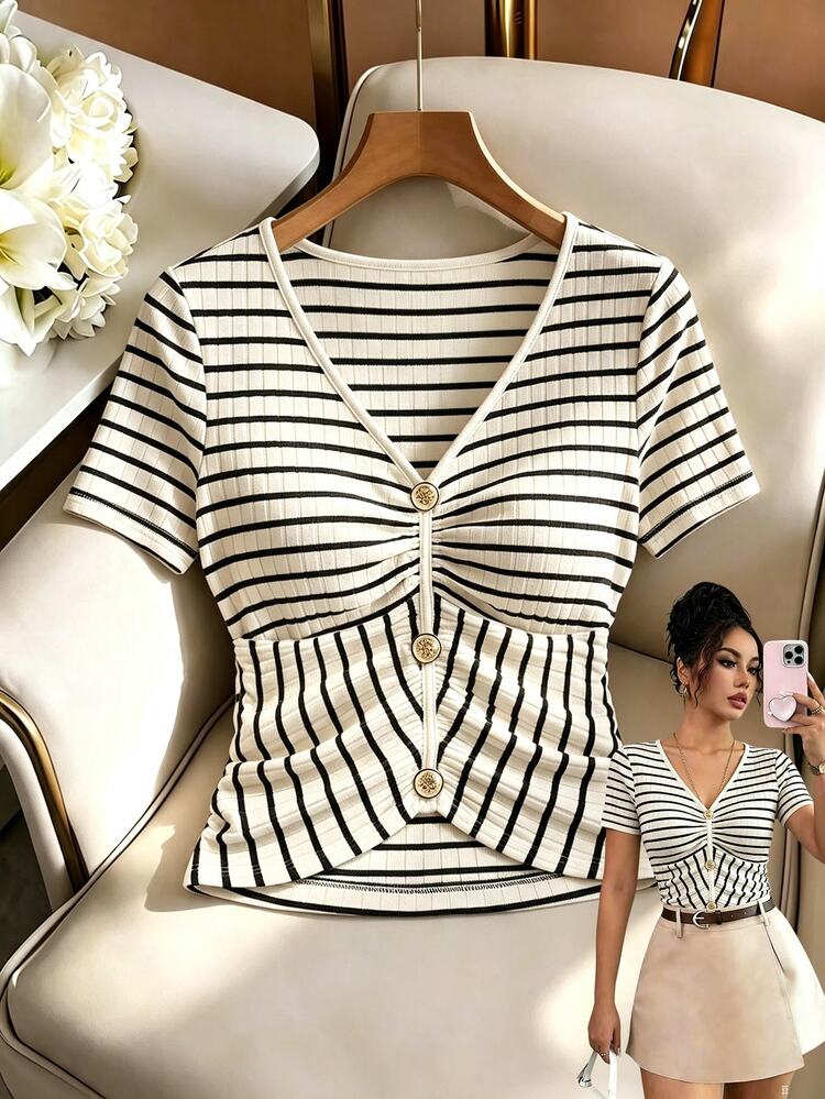 SHEIN تي شيرت نسائي بأكمام قصيرة من نسيج محبوك عالي المرونة، مخطط مع طيات أمامية وزينة بأزرار على شكل فطر، مناسب للتنقل اليومي والأناقة اليومية - لون مشمشي - مشاهدة 3
