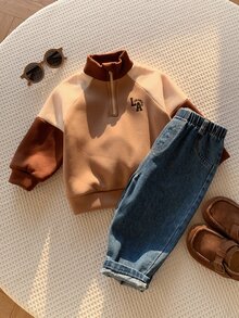 SHEIN 男嬰字母印花拉鍊半開襟衛衣與口袋牛仔褲套裝 - 彩色 - 查看 1
