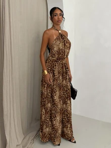 SHEIN Glamour Macacão Feminino com Estampa de Leopardo, Renda em Contraste, Gola Halter e Decoração Metálica - Castanho - Visão 4