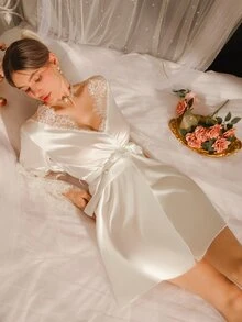 DelicateAllure فستان نوم نسائي أنيق بلون موحد مع تطريز دانتيل وأكمام واسعة - أبيض - مشاهدة 5