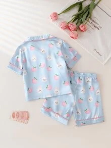 SHEIN 2套女嬰甜美清新睡衣，包含短袖翻領開襟上衣與配套短褲，採用光滑柔軟緞面感面料。這款舒適的夏季居家服印有可愛淡粉色配藍色點綴的卡通兔子與桃子圖案，時尚休閒的睡衣女嬰服飾 - 藍色 - 查看 2