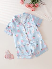 SHEIN 2套女嬰甜美清新睡衣，包含短袖翻領開襟上衣與配套短褲，採用光滑柔軟緞面感面料。這款舒適的夏季居家服印有可愛淡粉色配藍色點綴的卡通兔子與桃子圖案，時尚休閒的睡衣女嬰服飾 - 藍色 - 查看 4
