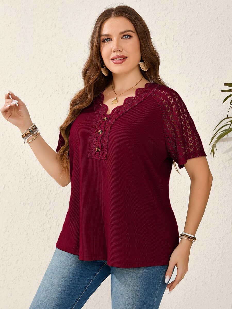 Rosumi Camiseta elegante de manga corta con encaje en contraste de unicolor para mujer de talla grande - Burdeos - Ver 1