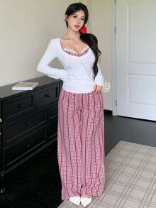 DAZY 女款3件式休閒度假風居家服套裝，鏤空蕾絲飾邊拼接格紋細肩帶背心、直筒休閒長褲、外搭T恤，2件組 - 紅色 - 查看 2