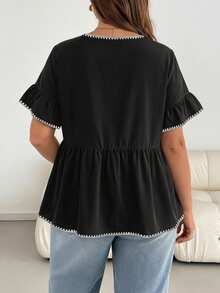 SHEIN Essnce Blus Wanita Ukuran Besar dengan Hiasan Bunga Kerang, Leher Bulat, dan Trim Ruffle, Lengan Pendek, Cocok untuk Musim Panas, Kantor, Warna Hitam Putih, Gaya Kasual Elegan. - Putih - View 2