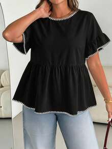 SHEIN Essnce Blus Wanita Ukuran Besar dengan Hiasan Bunga Kerang, Leher Bulat, dan Trim Ruffle, Lengan Pendek, Cocok untuk Musim Panas, Kantor, Warna Hitam Putih, Gaya Kasual Elegan. - Putih - View 5