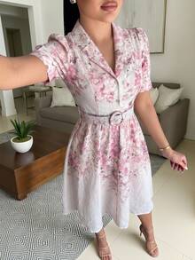 Vavine Gaun Midi Musim Panas dengan Kerah, Motif Soft Focus, Lengan Pendek, dan Hiasan Logam yang Mengencangkan Pinggang, Warna Pink. - MultiWarna - View 5