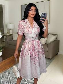 Vavine Gaun Midi Musim Panas dengan Kerah, Motif Soft Focus, Lengan Pendek, dan Hiasan Logam yang Mengencangkan Pinggang, Warna Pink. - MultiWarna - View 6