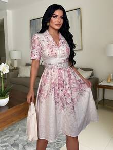 Vavine Gaun Midi Musim Panas dengan Kerah, Motif Soft Focus, Lengan Pendek, dan Hiasan Logam yang Mengencangkan Pinggang, Warna Pink. - MultiWarna - View 4