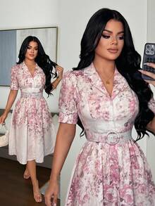 Vavine Gaun Midi Musim Panas dengan Kerah, Motif Soft Focus, Lengan Pendek, dan Hiasan Logam yang Mengencangkan Pinggang, Warna Pink. - MultiWarna - View 1