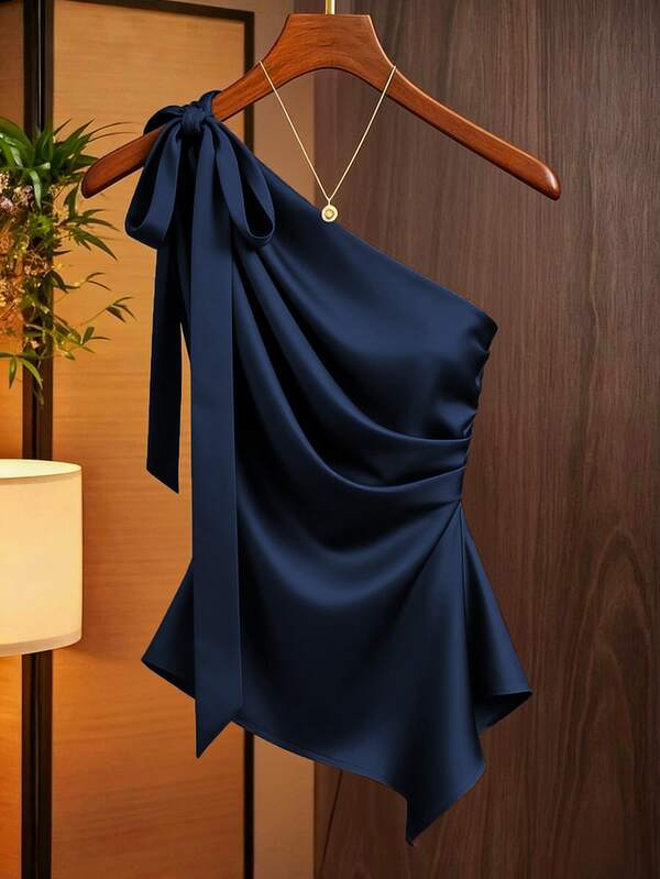 Franclia Caramelbruine satijnen blouse met asymmetrische schouderversiering en strik, getailleerd model met asymmetrische plooien, geschikt voor een date, woon-werkverkeer, sexy look met asymmetrische schouders, modieus en elegant shirt.