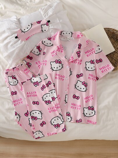 HELLO KITTY AND FRIENDS | SHEIN طقم ملابس منزلية من قطعتين للبنات بتصميم IP مشترك، قماش محبوك مقاوم للهب بطبعة شاملة، بياقة مفتوحة وأكمام قصيرة وبنطال طويل