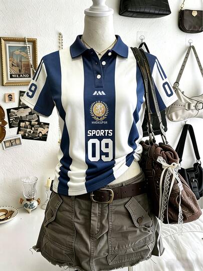 INAWLY T-shirt polo à col revers pour femme, imprimé numérique rayé bleu et blanc, style sportif, manches courtes, top en jersey, décontracté pour le quotidien, cadeau pour une amie