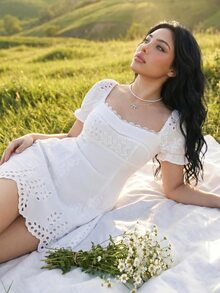 SHEIN ICON 优雅度假风镂空刺绣露背迷你连衣裙 - 白色 - 查看 5