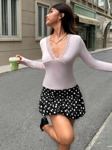 MainGRL 女款波點時尚百搭鬱金香下擺迷你裙 約會度假晚餐穿搭 黑色波點 秋季 70年代 90年代 70's 風格 - 黑色 - 查看 1