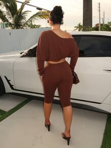 Dayanna Comas Set Atasan Crop Top Lengan Panjang dan Celana Panjang Seksi dengan Bahu Asimetris dan Pinggang Ramping - Coffee Brown - View 3