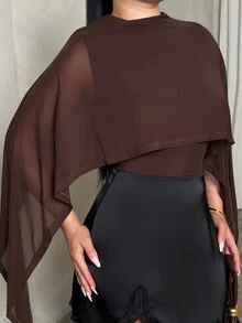 Dayanna Comas 女士斜肩荷叶边层叠雪纺衬衫，优雅衬衫，简约时尚衬衫 - 棕色 - 查看 3