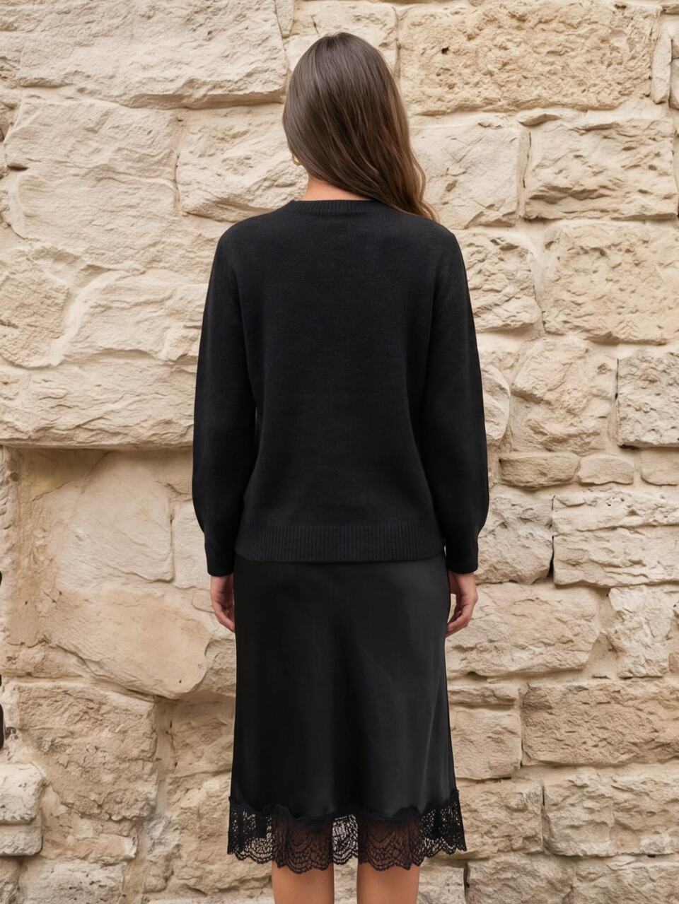 Suéter de punto de felpa negro nuevo para otoño/invierno, hecho a mano con bordado floral dorado con lentejuelas y cuentas, cuello redondo, holgado y estilizante, estilo de lujo ligero y suave, manga larga, capa base para mujer