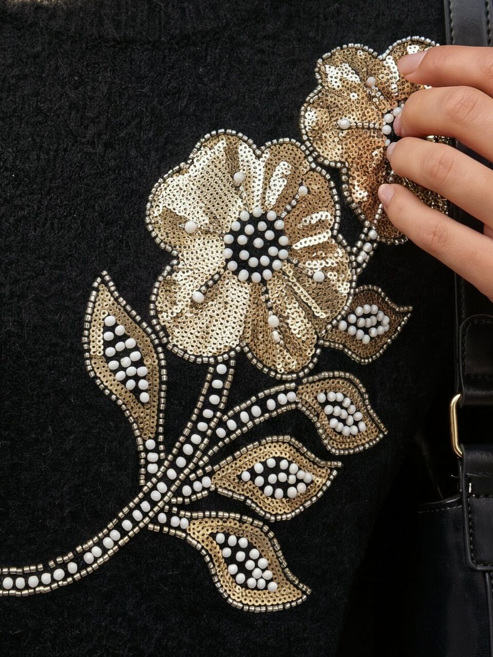 Suéter de punto de felpa negro nuevo para otoño/invierno, hecho a mano con bordado floral dorado con lentejuelas y cuentas, cuello redondo, holgado y estilizante, estilo de lujo ligero y suave, manga larga, capa base para mujer