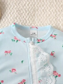 SHEIN 新生女嬰秋冬新款白色連身衣+蝴蝶結帽子套裝，圓領長袖連腳連身褲，滿版粉色碎花，前拉鍊設計，蕾絲拼接面料柔軟舒適，甜美可愛風格，適合0-9個月女嬰日常穿著 - 藍色 - 查看 5