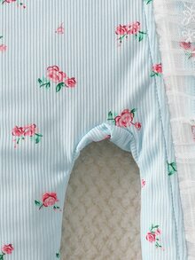 SHEIN 新生女嬰秋冬新款白色連身衣+蝴蝶結帽子套裝，圓領長袖連腳連身褲，滿版粉色碎花，前拉鍊設計，蕾絲拼接面料柔軟舒適，甜美可愛風格，適合0-9個月女嬰日常穿著 - 藍色 - 查看 6