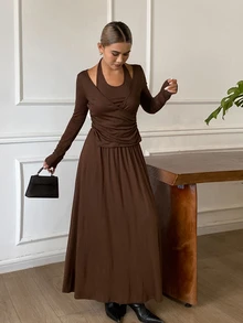 DAZY Setelan Santai Wanita untuk Liburan: Kaos Halter Neck Polos dan Rok Berkerut - Coffee Brown - View 5