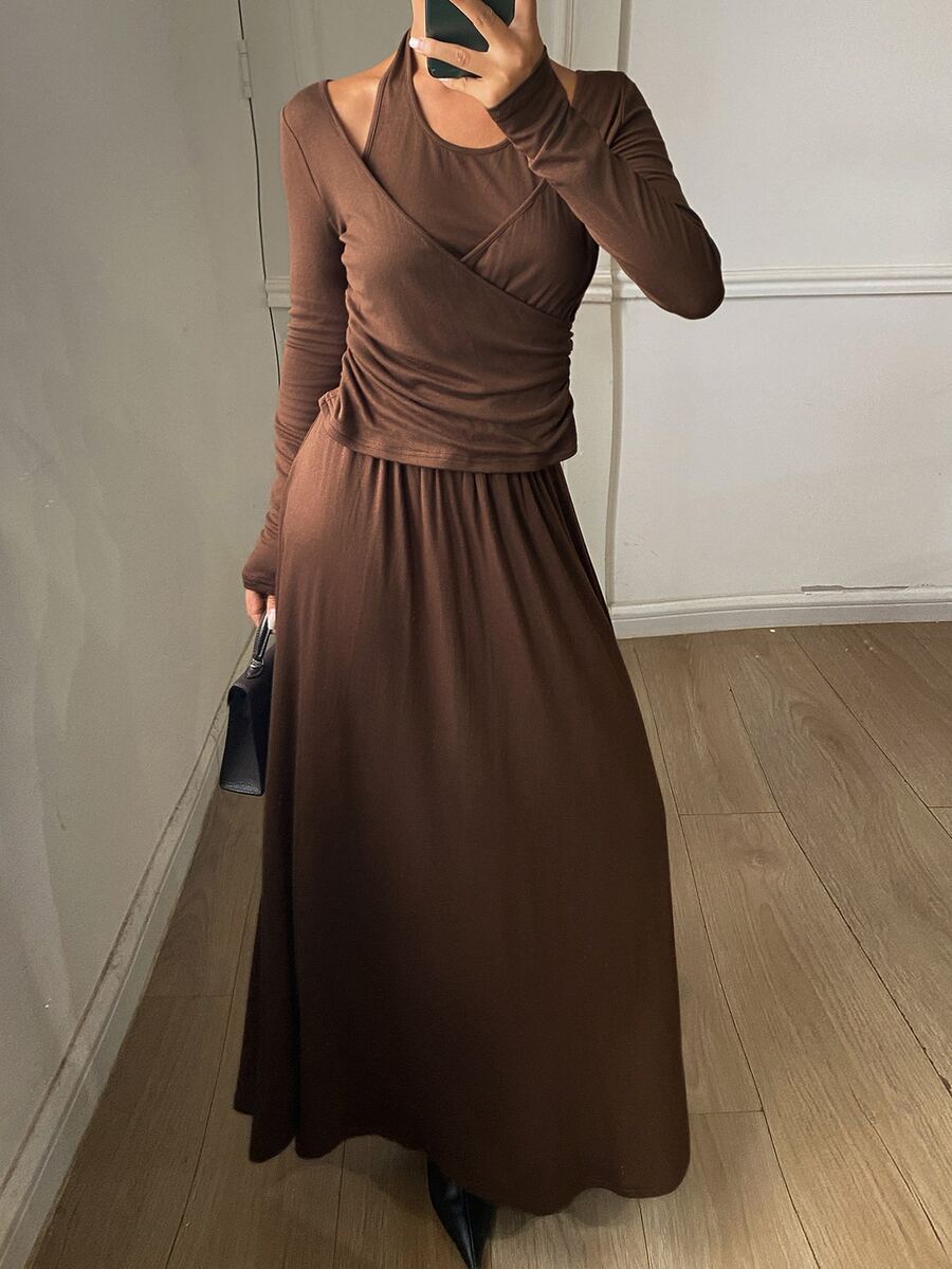 DAZY Setelan Santai Wanita untuk Liburan: Kaos Halter Neck Polos dan Rok Berkerut - Coffee Brown - View 1