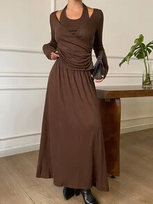DAZY Setelan Santai Wanita untuk Liburan: Kaos Halter Neck Polos dan Rok Berkerut - Coffee Brown - View 2