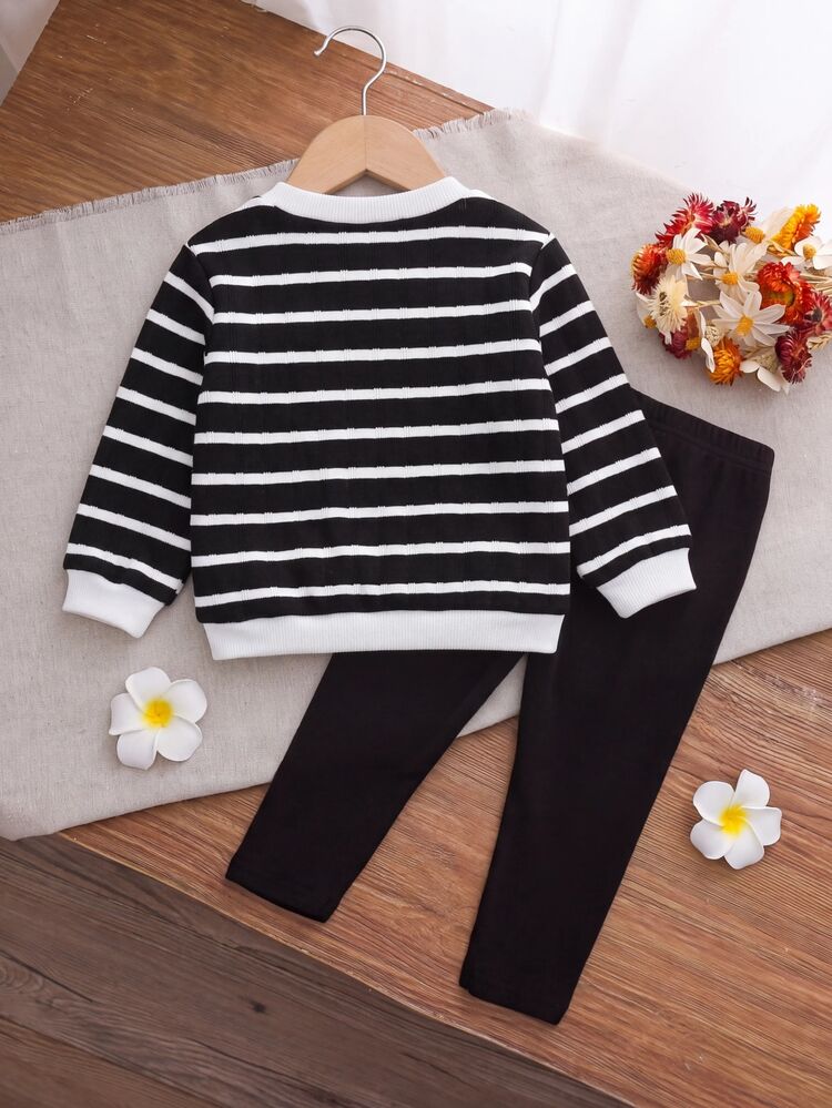 SHEIN طقم ملابس للبنات الصغيرات كاجوال لطيف من الصوف المحبوك للخريف/الشتاء، بلوزة وسروال طويل بنقشة مخططة وزهرية - أبيض وأسود - مشاهدة 2