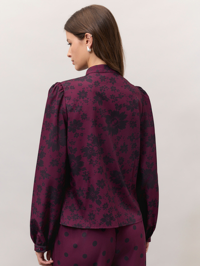 Nöista Setelan motif bunga dan polkadot warna burgundy dengan blus berkerah tinggi, kancing katak, dan lengan mengembang, dipadukan dengan celana panjang lebar. Gaya musim gugur yang manis.