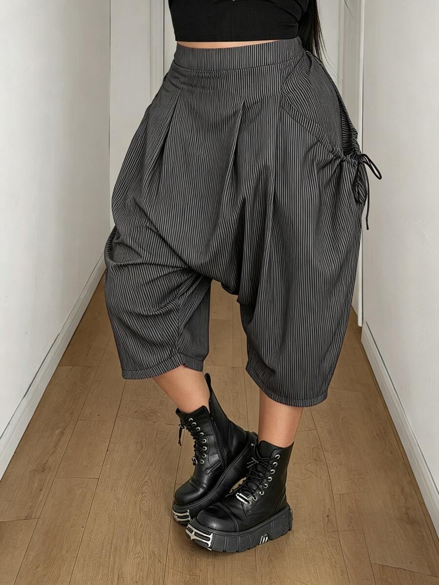 Maweii Celana Harem Panjang Sedang Bergaris Halus dengan Desain Saku dan Tali Serut untuk Wanita Ukuran Plus, Cocok untuk Pakaian Kasual Sehari-hari, Streetwear, Gaya Retro, dan Gaya Kargo. - Hitam - View 1