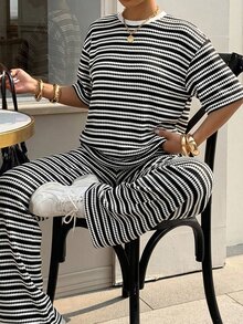 SHEIN EZwear 大尺碼夏季休閒條紋T恤與長褲2件套裝 - 黑與白 - 查看 1