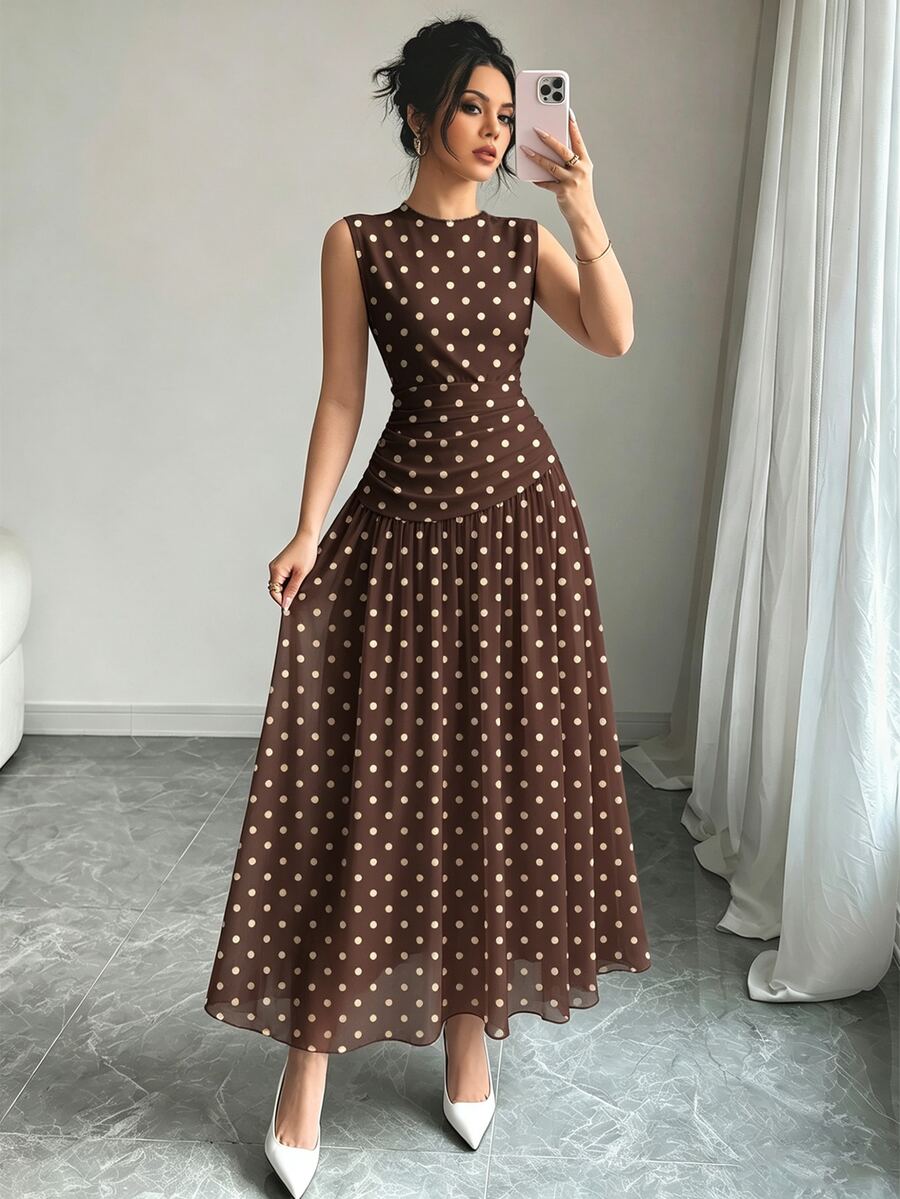 Modelyn 白色波點圖案深咖啡色法式雪紡洋裝,女款時尚低領無袖收腰長洋裝,抓皺腰部顯瘦設計,夏季度假風穿搭,優雅日常服飾 - 彩色 - 查看 1