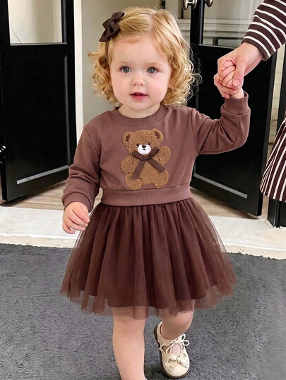 SHEIN Playful Pals Vestido de bebé menina de gola redonda e manga comprida, top de malha castanho com laço 3D decorativo, bordado de urso teddy com bainha de saia em rede, estilo suave, fofo e doce, casual e versátil para outono/inverno