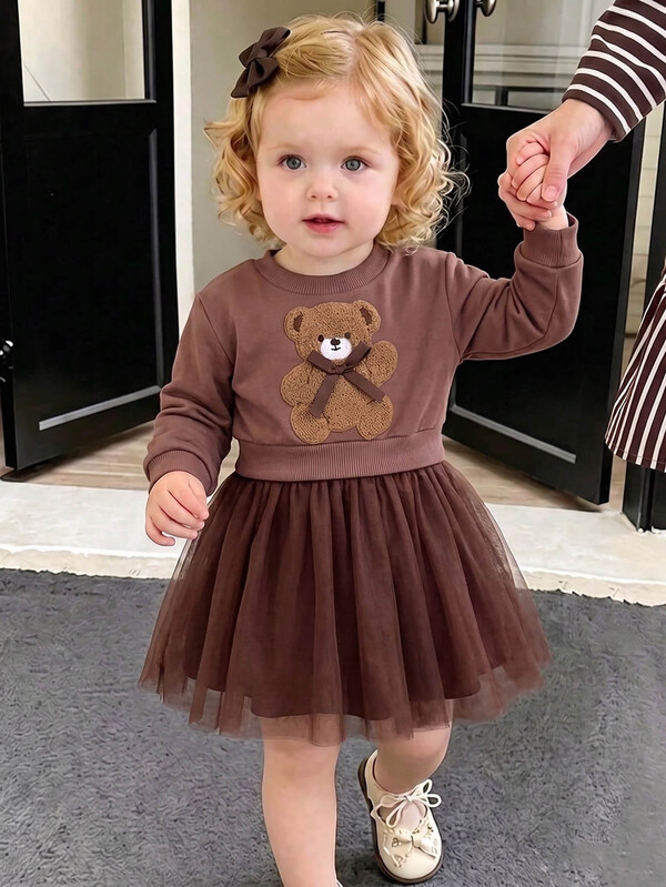 SHEIN Playful Pals فستان رضيعة برقبة دائرية وأكمام طويلة، ملابس علوية محبوكة باللون البني مع ديكور فيونكة ثلاثية الأبعاد، تطريز دب تيدي مع حافة تنورة شبكية، أسلوب لطيف وجميل وحلو، فستان كاجوال متعدد الاستخدامات للخريف/الشتاء