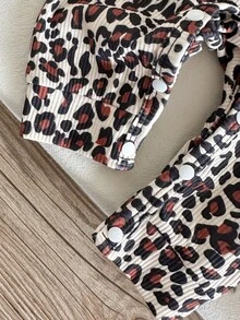 SHEIN 2 قطعة رومبير للبنات الصغيرات بتصميم حلو عتيق بني بنقشة نمر مع فيونكة وكشكشة وأكمام طويلة متطايرة وياقة دائرية لحفلة عيد الميلاد والخريف والهالوين والكريسماس مع عصابة رأس متطابقة - متعدد الألوان - مشاهدة 5