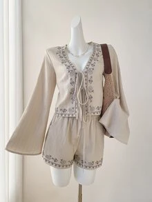 SHEIN EZwear 大尺碼花卉刺繡綁帶前襟上衣與短褲套裝 - 卡其色 - 查看 4