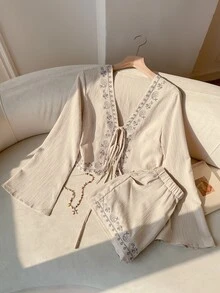 SHEIN EZwear 大尺碼花卉刺繡綁帶前襟上衣與短褲套裝 - 卡其色 - 查看 9