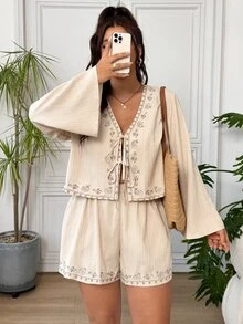 SHEIN EZwear 大尺碼花卉刺繡綁帶前襟上衣與短褲套裝 - 卡其色 - 查看 5