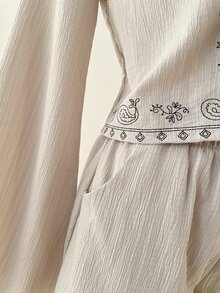 SHEIN EZwear 大尺碼花卉刺繡綁帶前襟上衣與短褲套裝 - 卡其色 - 查看 8