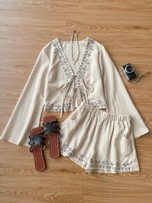 SHEIN EZwear 大尺碼花卉刺繡綁帶前襟上衣與短褲套裝 - 卡其色 - 查看 7