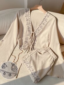 SHEIN EZwear 大尺碼花卉刺繡綁帶前襟上衣與短褲套裝 - 卡其色 - 查看 1