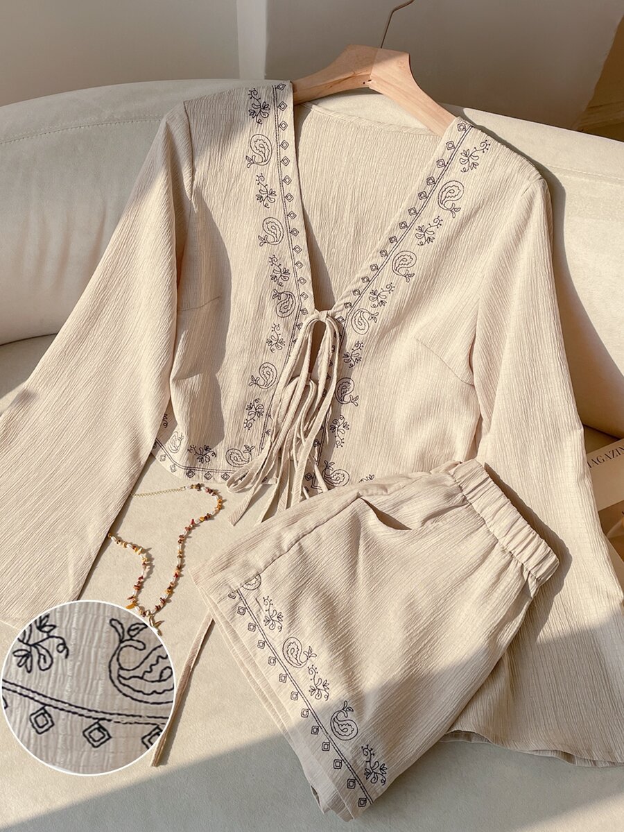 SHEIN EZwear 大尺碼花卉刺繡綁帶前襟上衣與短褲套裝 - 卡其色 - 查看 1